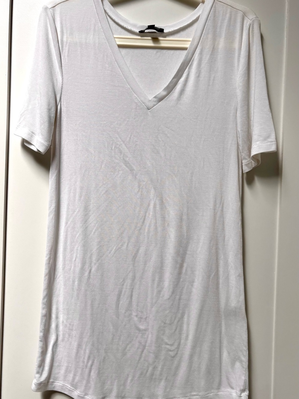 Universal Standard Size XS, 10/12 White V-Neck Short Sleeve Tee